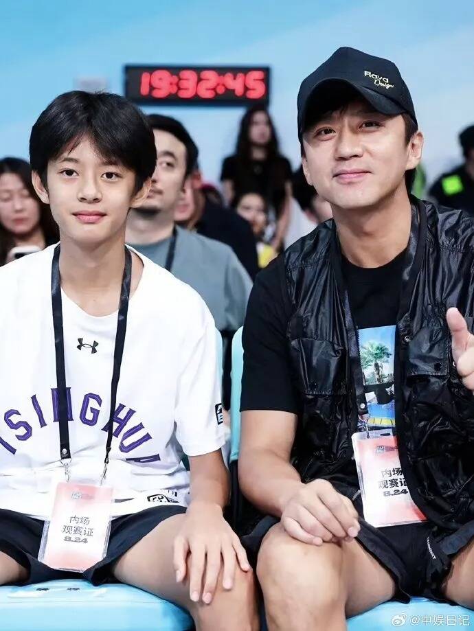 太有愛!演藝圈模範夫妻「歡慶長子14歲生日」 臉親到變形「俊俏神顏值」曝光:必須出道❤️