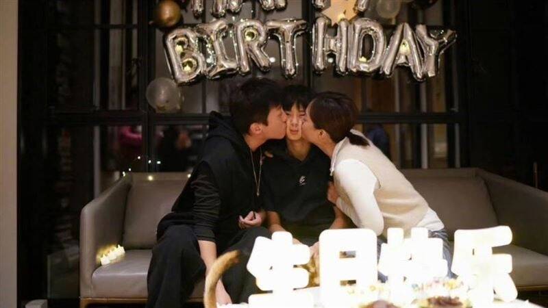 太有愛!演藝圈模範夫妻「歡慶長子14歲生日」 臉親到變形「俊俏神顏值」曝光:必須出道❤️