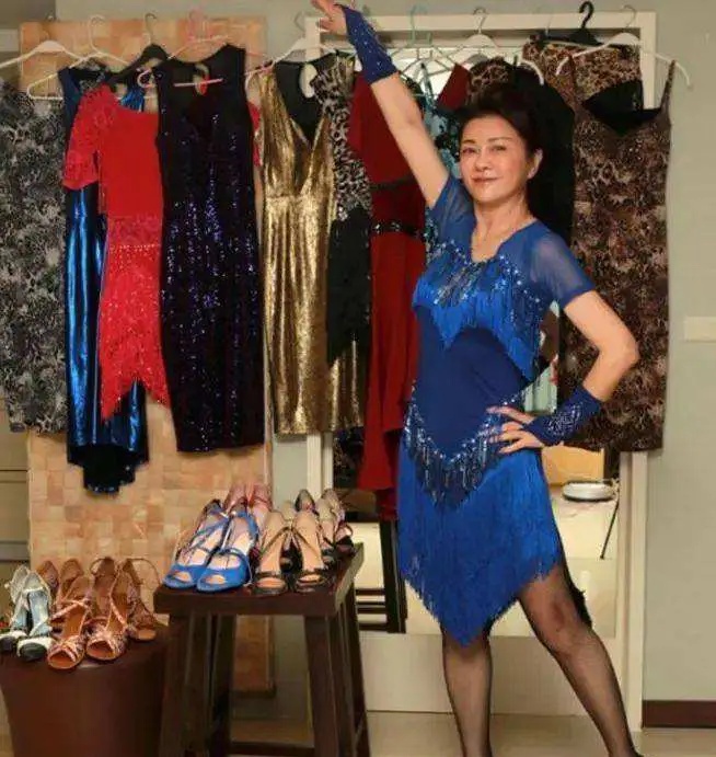 67歲不婚單身!資深女星兩戶打通「獨居52坪豪宅」 寵愛自己「衣帽間藏300雙鞋」網讚:最美單身貴族