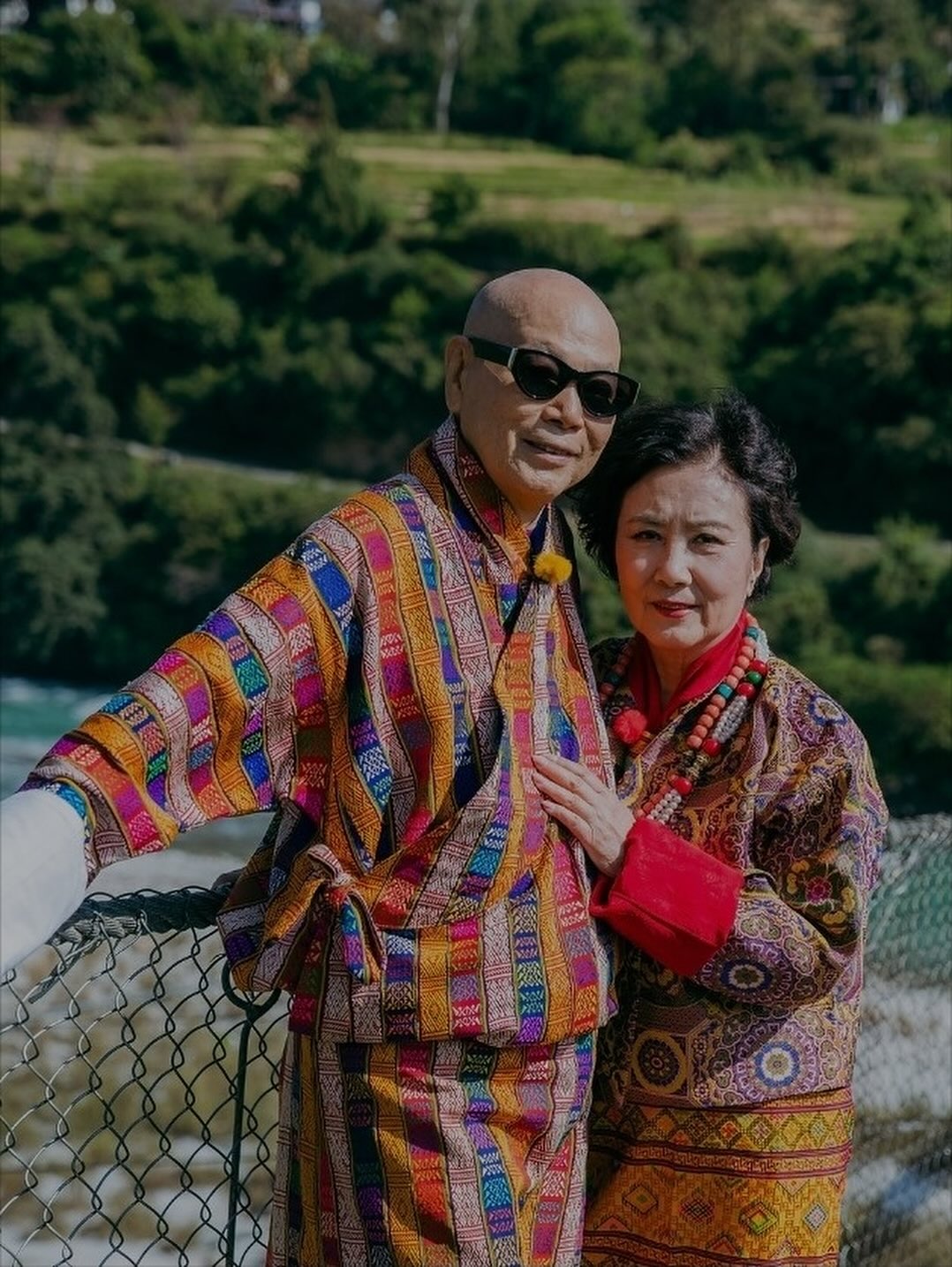 彌補長達16年的遺憾!演藝圈大咖夫妻「終於首度拍婚紗圓夢」 他「低頭一舉動」網全淚目