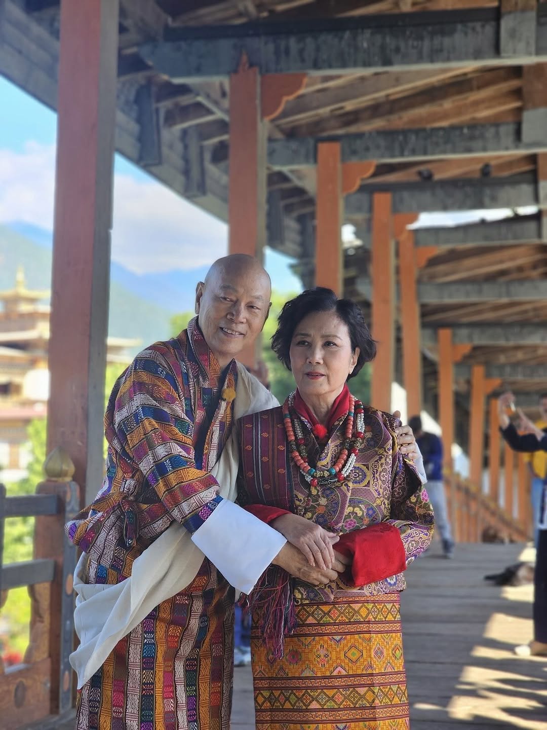 彌補長達16年的遺憾!演藝圈大咖夫妻「終於首度拍婚紗圓夢」 他「低頭一舉動」網全淚目