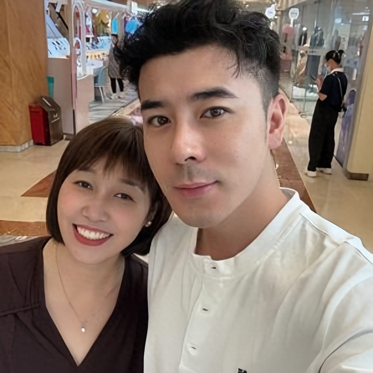 被酸是吃軟飯!餐廳服務生「娶大10歲富婆」不被看好 直到她罹癌剃光頭「男方的決定看傻網友」...