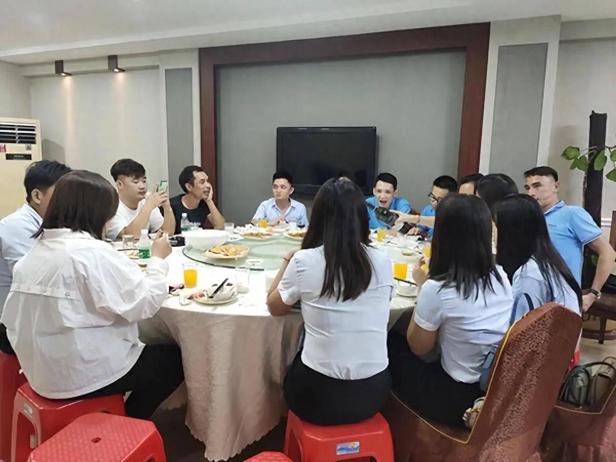 被酸是吃軟飯!餐廳服務生「娶大10歲富婆」不被看好 直到她罹癌剃光頭「男方的決定看傻網友」...