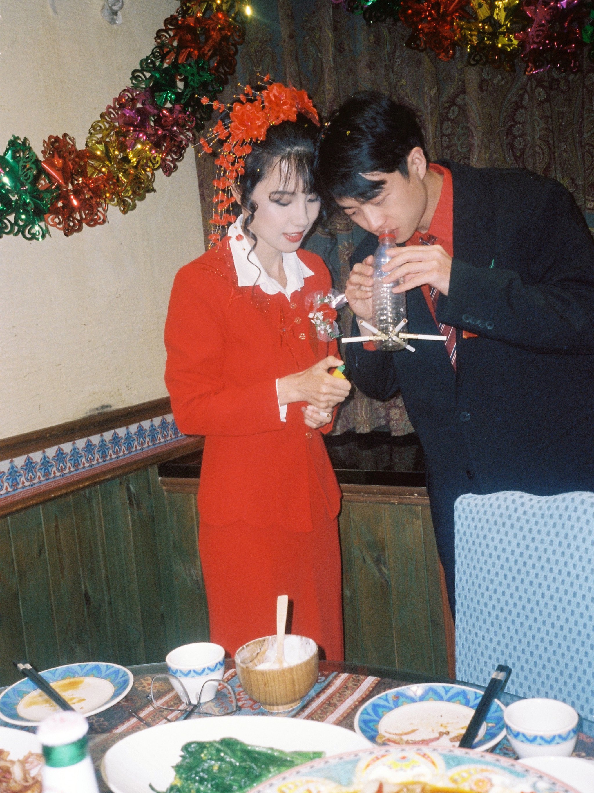 被酸是吃軟飯!餐廳服務生「娶大10歲富婆」不被看好 直到她罹癌剃光頭「男方的決定看傻網友」...