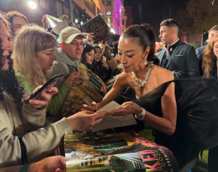 華人之光!63歲楊紫瓊奪國際大獎「成亞洲第一人」 走紅毯「低胸中空大開」往下一看網卻看傻