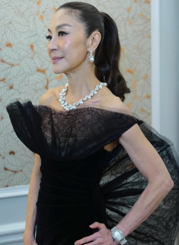 華人之光!63歲楊紫瓊奪國際大獎「成亞洲第一人」 走紅毯「低胸中空大開」往下一看網卻看傻