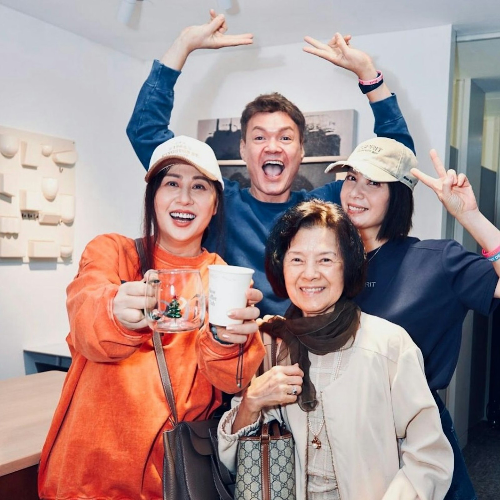 交往1個月就閃婚!女星「離婚大20歲尫」獨自養女 息影多年「54歲亮相神逆齡」網愣:最美單親媽