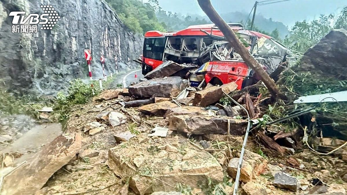 重大傷亡！巴士行駛到一半「突然遭遇災禍」　當地搜救「6死18傷」還有多人失聯