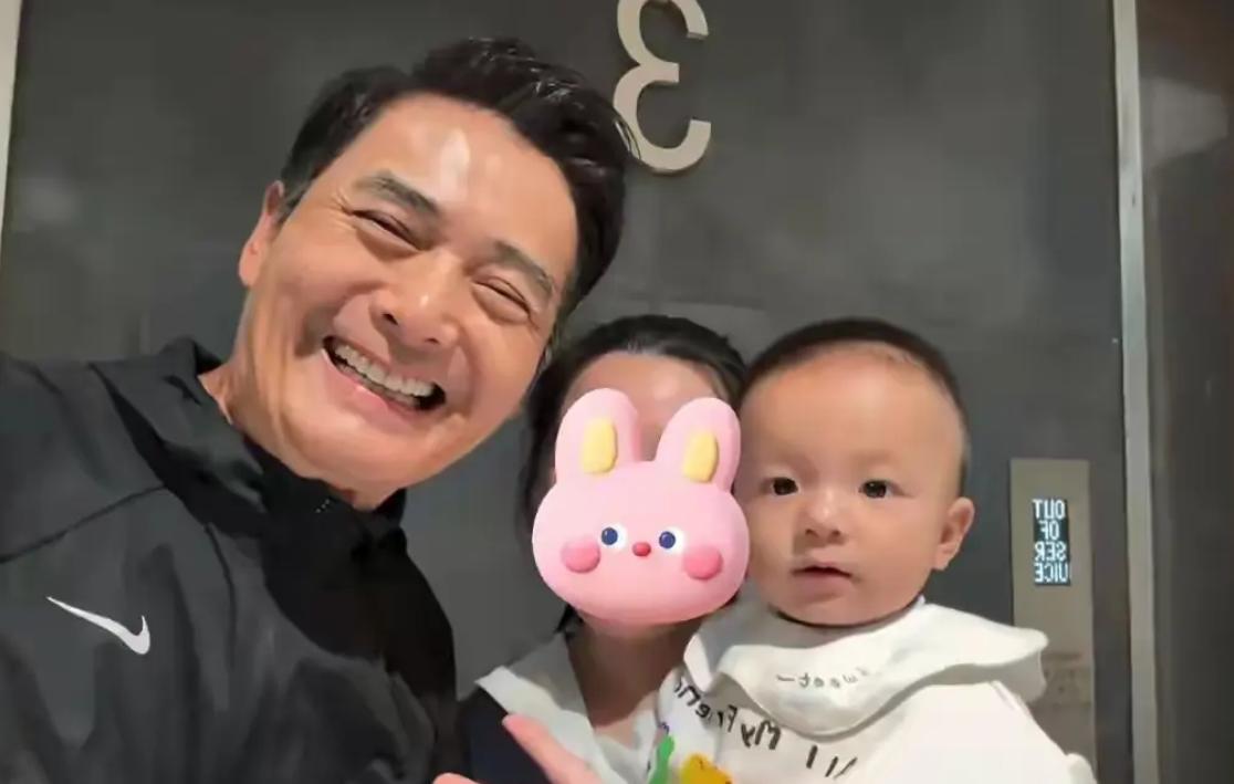 才被拍皺紋白髮!周潤發「被粉絲偶遇」大方合照 70歲「逆生長回春」嫩嬰也看呆:帥回巔峰時期❤️