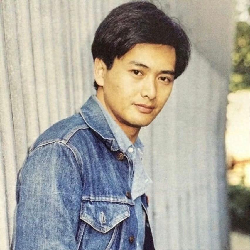 才被拍皺紋白髮!周潤發「被粉絲偶遇」大方合照 70歲「逆生長回春」嫩嬰也看呆:帥回巔峰時期❤️