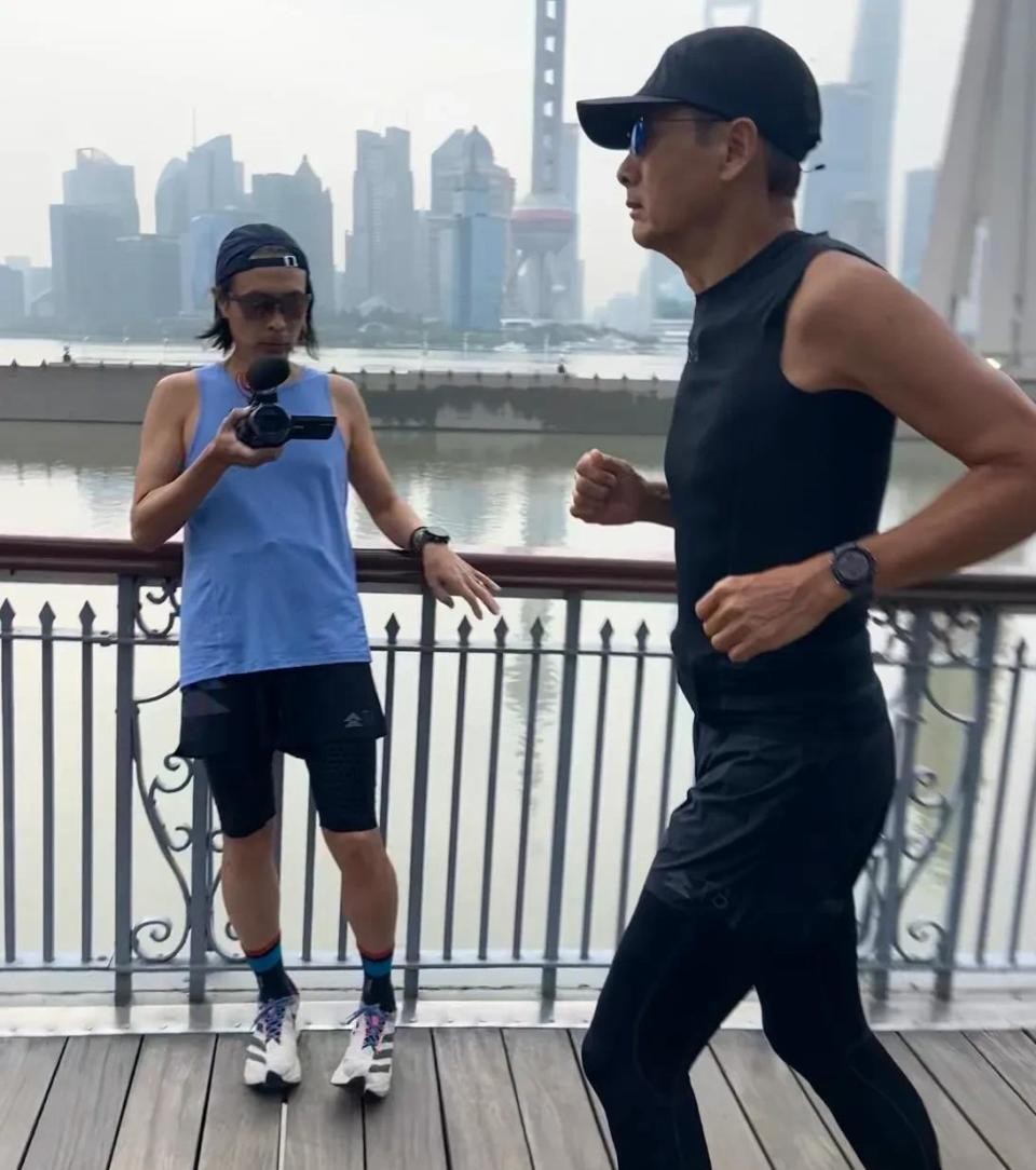 才被拍皺紋白髮!周潤發「被粉絲偶遇」大方合照 70歲「逆生長回春」嫩嬰也看呆:帥回巔峰時期❤️