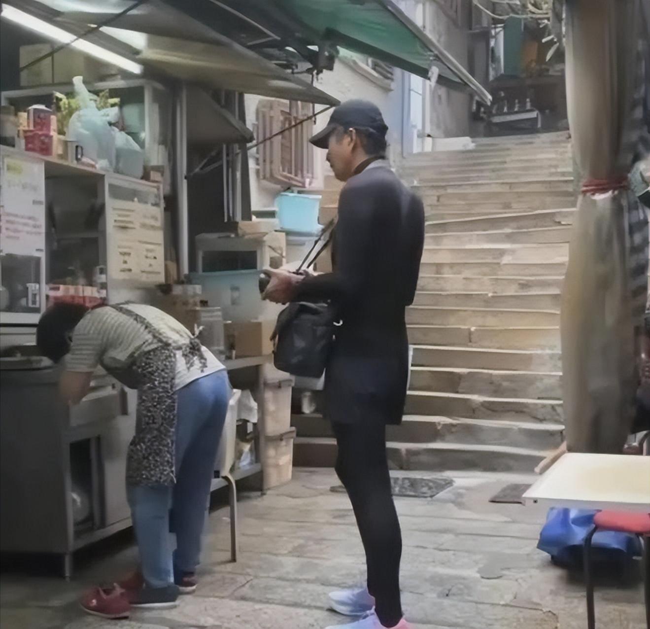 才被拍皺紋白髮!周潤發「被粉絲偶遇」大方合照 70歲「逆生長回春」嫩嬰也看呆:帥回巔峰時期❤️