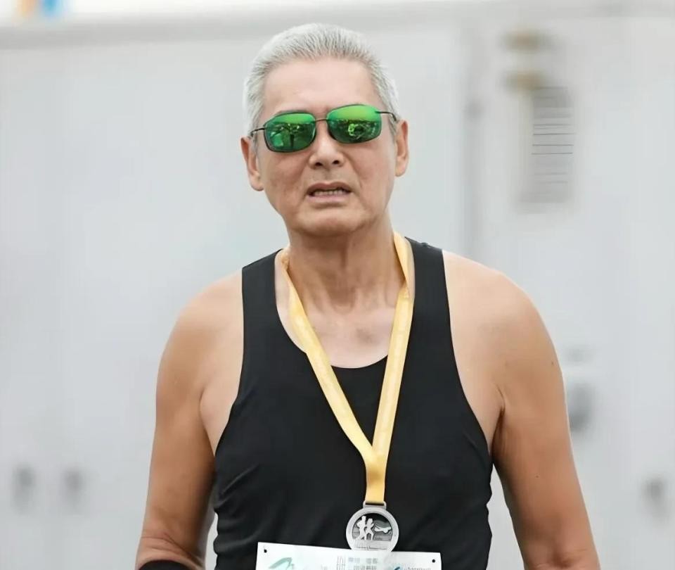 才被拍皺紋白髮!周潤發「被粉絲偶遇」大方合照 70歲「逆生長回春」嫩嬰也看呆:帥回巔峰時期❤️