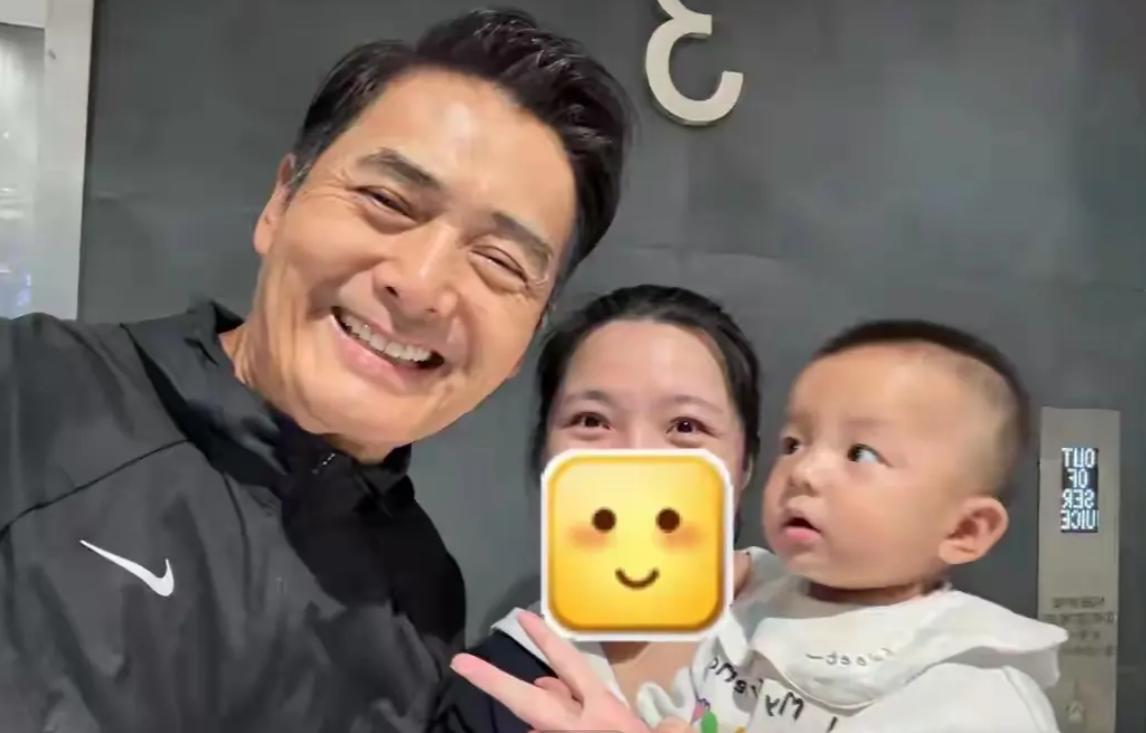 才被拍皺紋白髮!周潤發「被粉絲偶遇」大方合照 70歲「逆生長回春」嫩嬰也看呆:帥回巔峰時期❤️