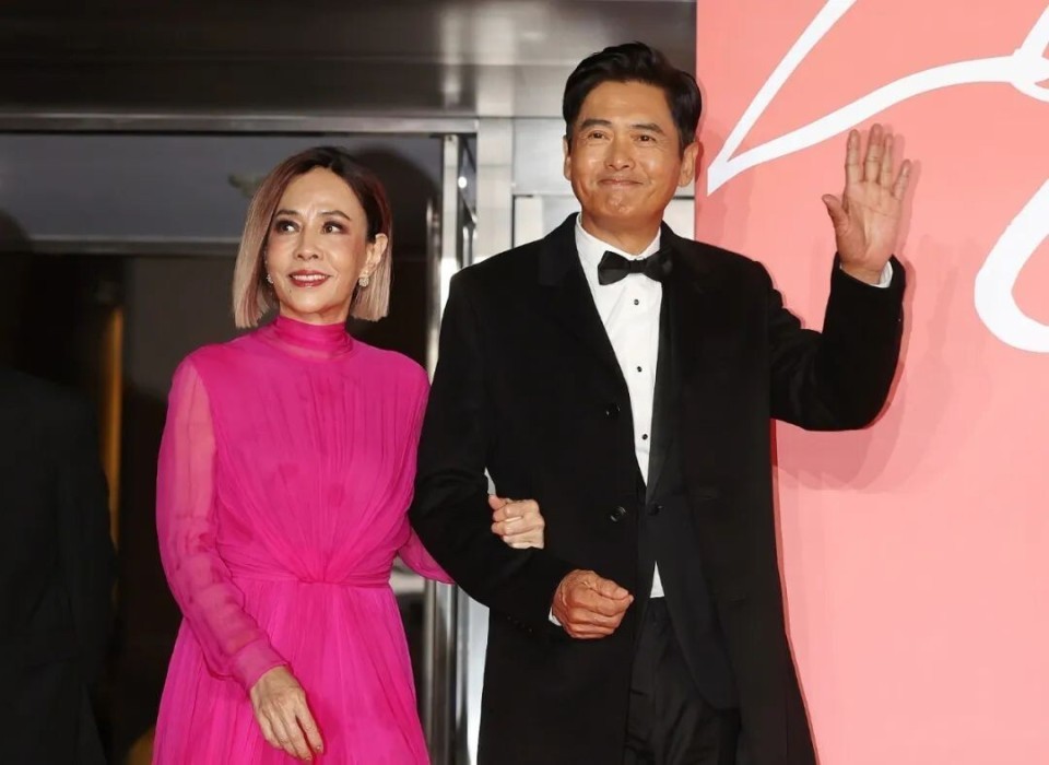 才被拍皺紋白髮!周潤發「被粉絲偶遇」大方合照 70歲「逆生長回春」嫩嬰也看呆:帥回巔峰時期❤️