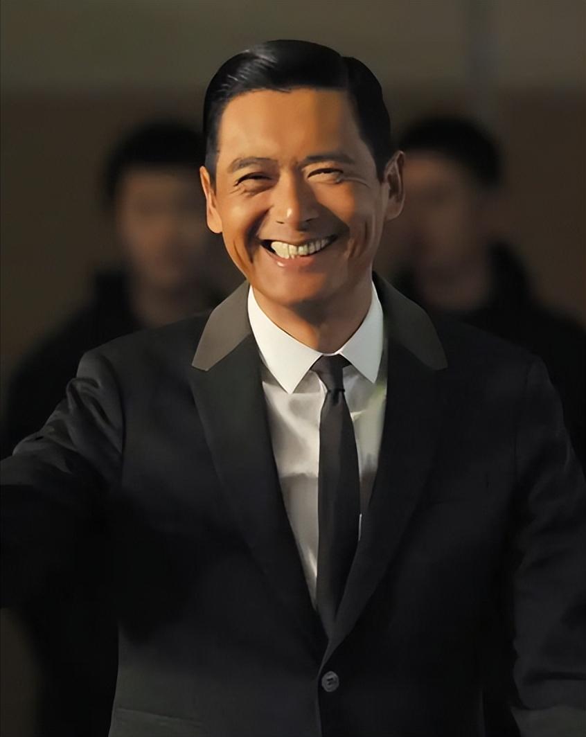 才被拍皺紋白髮!周潤發「被粉絲偶遇」大方合照 70歲「逆生長回春」嫩嬰也看呆:帥回巔峰時期❤️