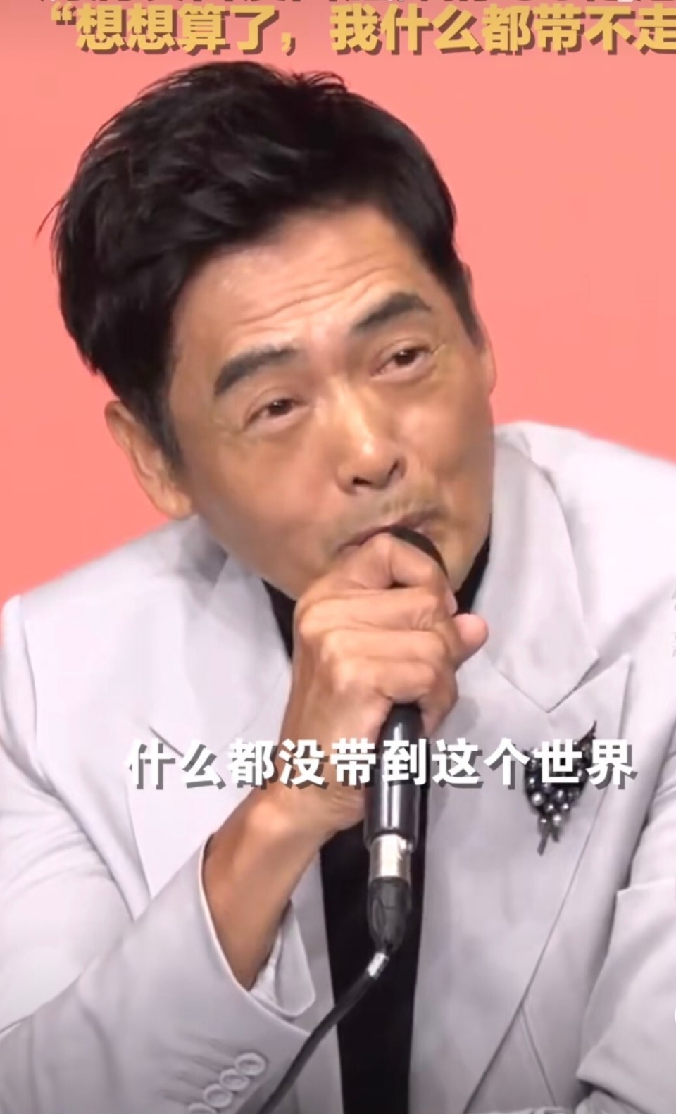 才被拍皺紋白髮!周潤發「被粉絲偶遇」大方合照 70歲「逆生長回春」嫩嬰也看呆:帥回巔峰時期❤️