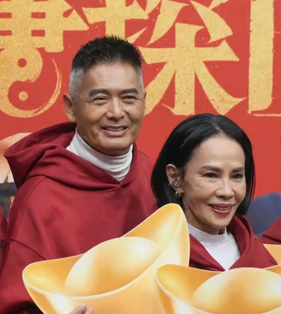 才被拍皺紋白髮!周潤發「被粉絲偶遇」大方合照 70歲「逆生長回春」嫩嬰也看呆:帥回巔峰時期❤️