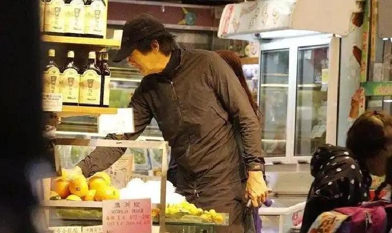 才被拍皺紋白髮!周潤發「被粉絲偶遇」大方合照 70歲「逆生長回春」嫩嬰也看呆:帥回巔峰時期❤️