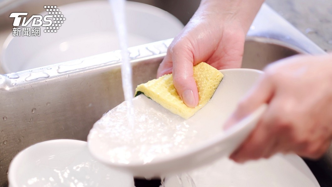 別再用「1款海綿」洗碗!醫示警「恐溶出毒素」害早死:致癌、傷肝害腎