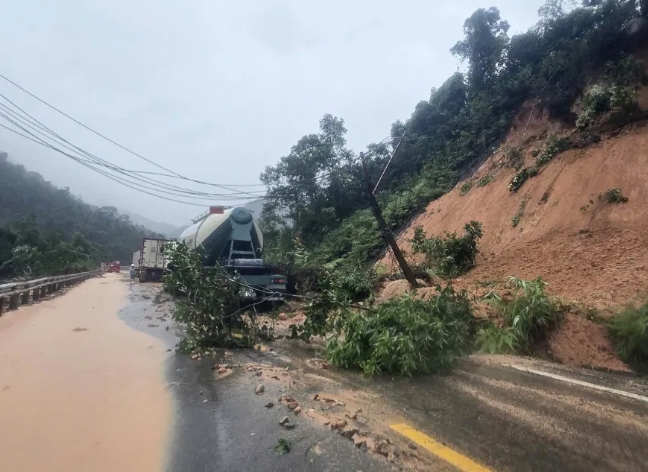 重大傷亡！巴士行駛到一半「突然遭遇災禍」　當地搜救「6死18傷」還有多人失聯