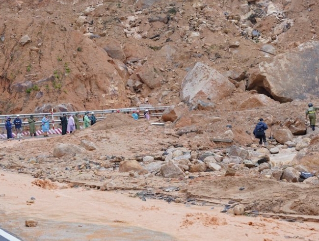 重大傷亡！巴士行駛到一半「突然遭遇災禍」　當地搜救「6死18傷」還有多人失聯