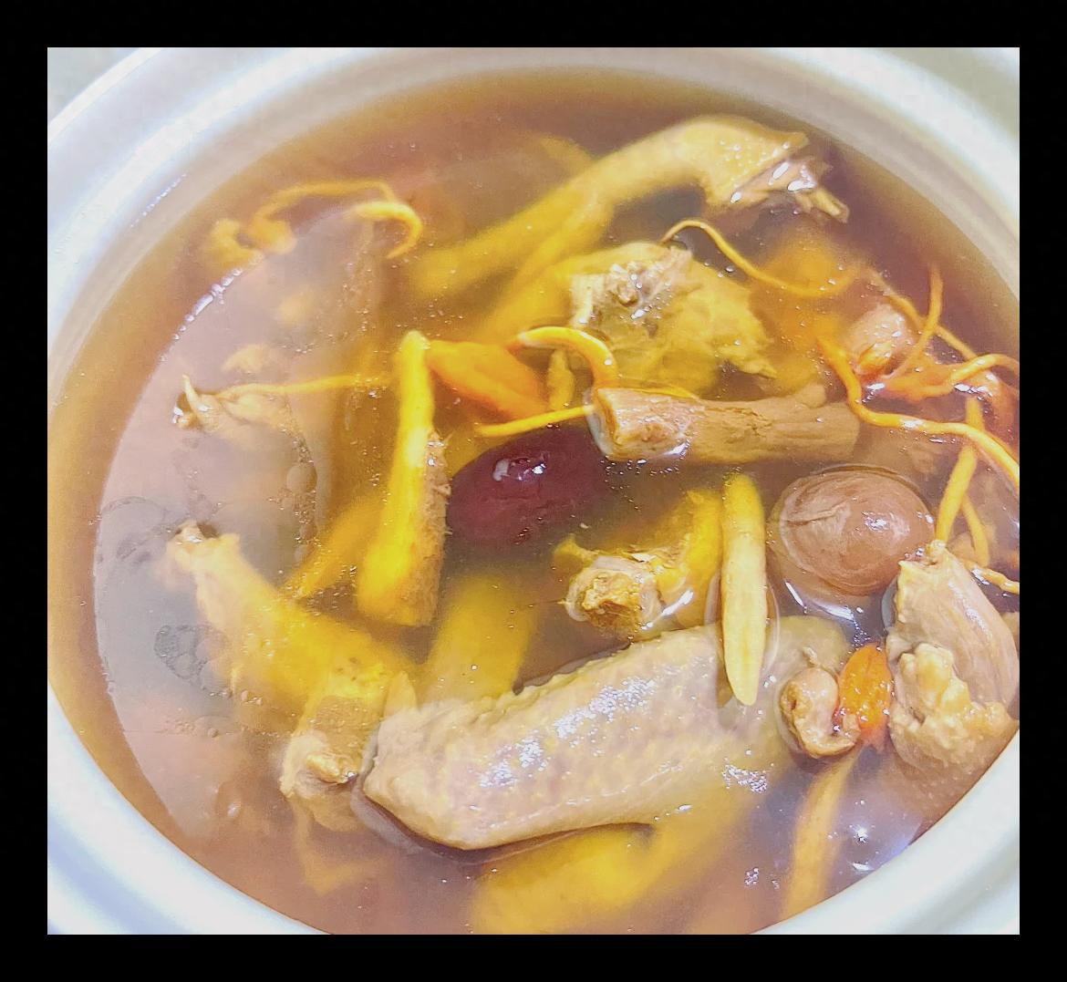 再也不怕手腳冰冷！女人「冬天多喝這2碗湯」：氣色好又改善體寒