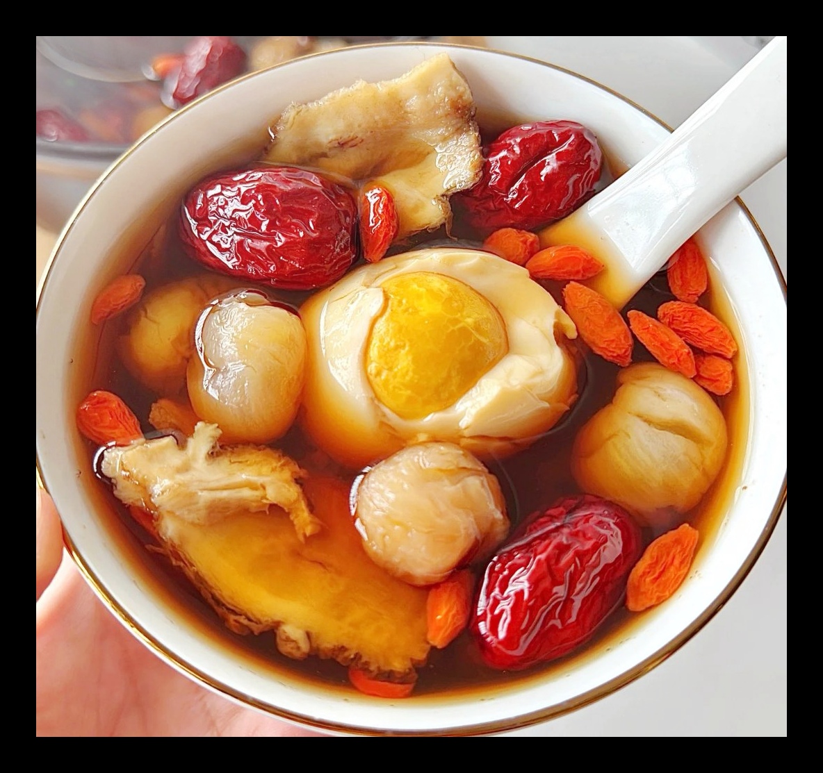 再也不怕手腳冰冷！女人「冬天多喝這2碗湯」：氣色好又改善體寒