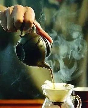 喝錯很傷身!哈佛專家示警「7大喝茶NG習慣」傷肝又傷胃 一日常「台灣人超常犯」:癌症風險狂飆