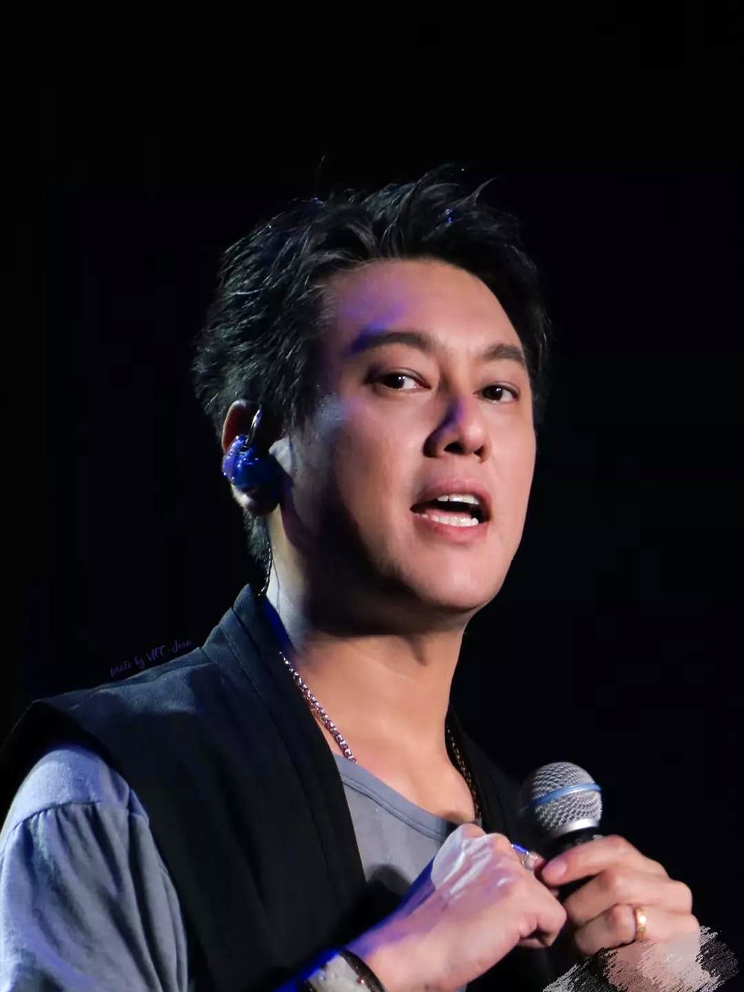 台上留下男兒淚!朱孝天開唱「失控掩面擦淚」 遭爆「被F4除名原因曝光」粉絲卻不挺他:活該