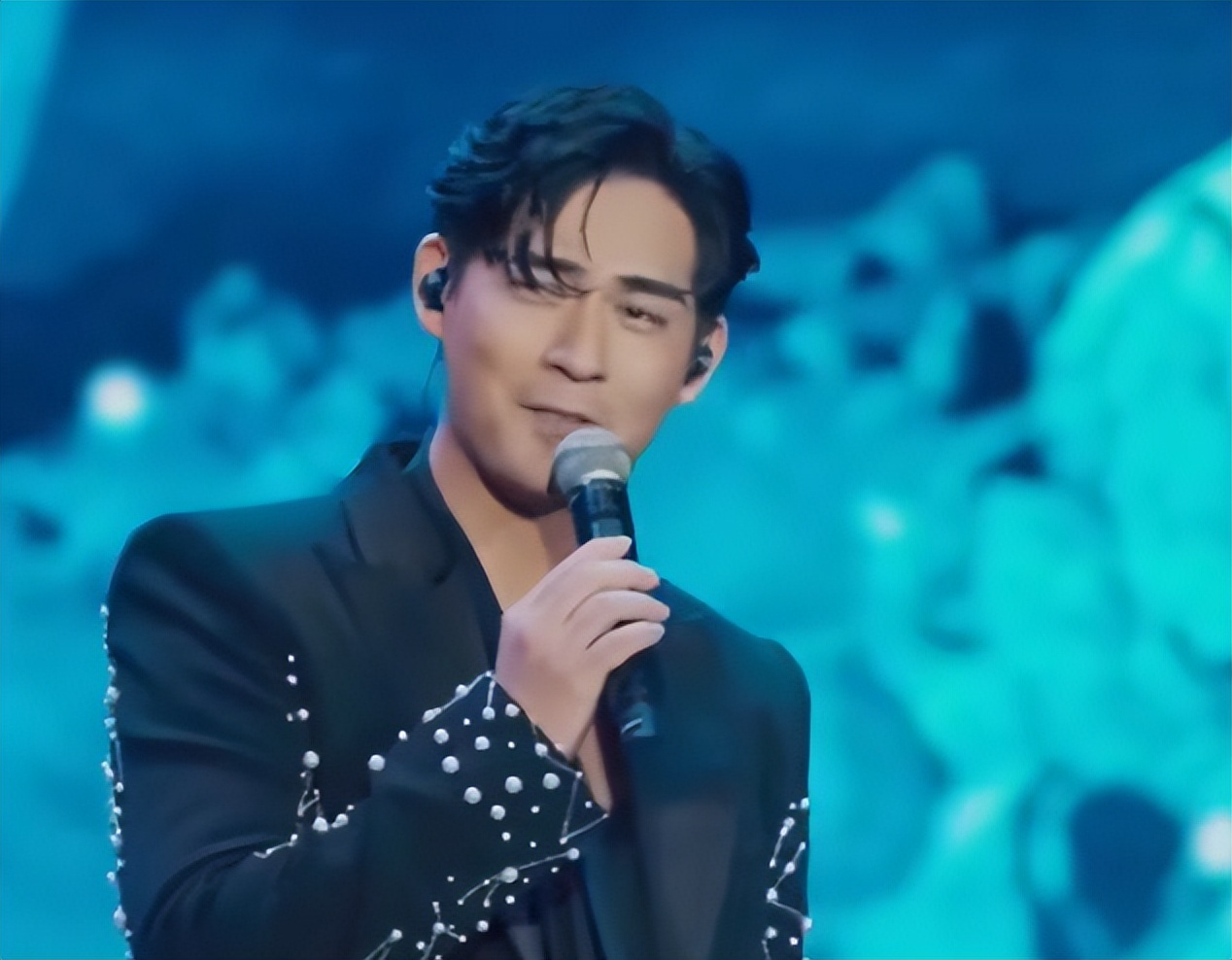 台上留下男兒淚!朱孝天開唱「失控掩面擦淚」 遭爆「被F4除名原因曝光」粉絲卻不挺他:活該