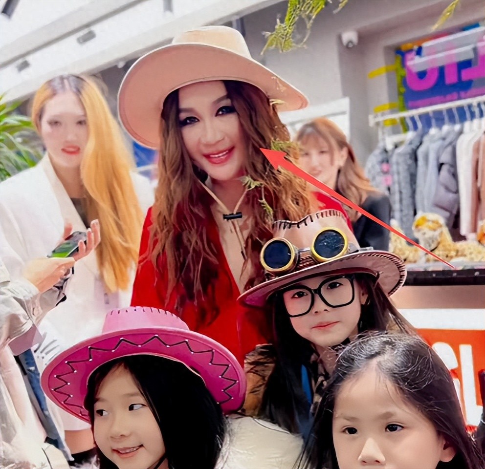 昔日性感女神！59歲資深女星「臉僵硬變蠟像」　老態照粉絲嚇壞：「好像巫婆...」　