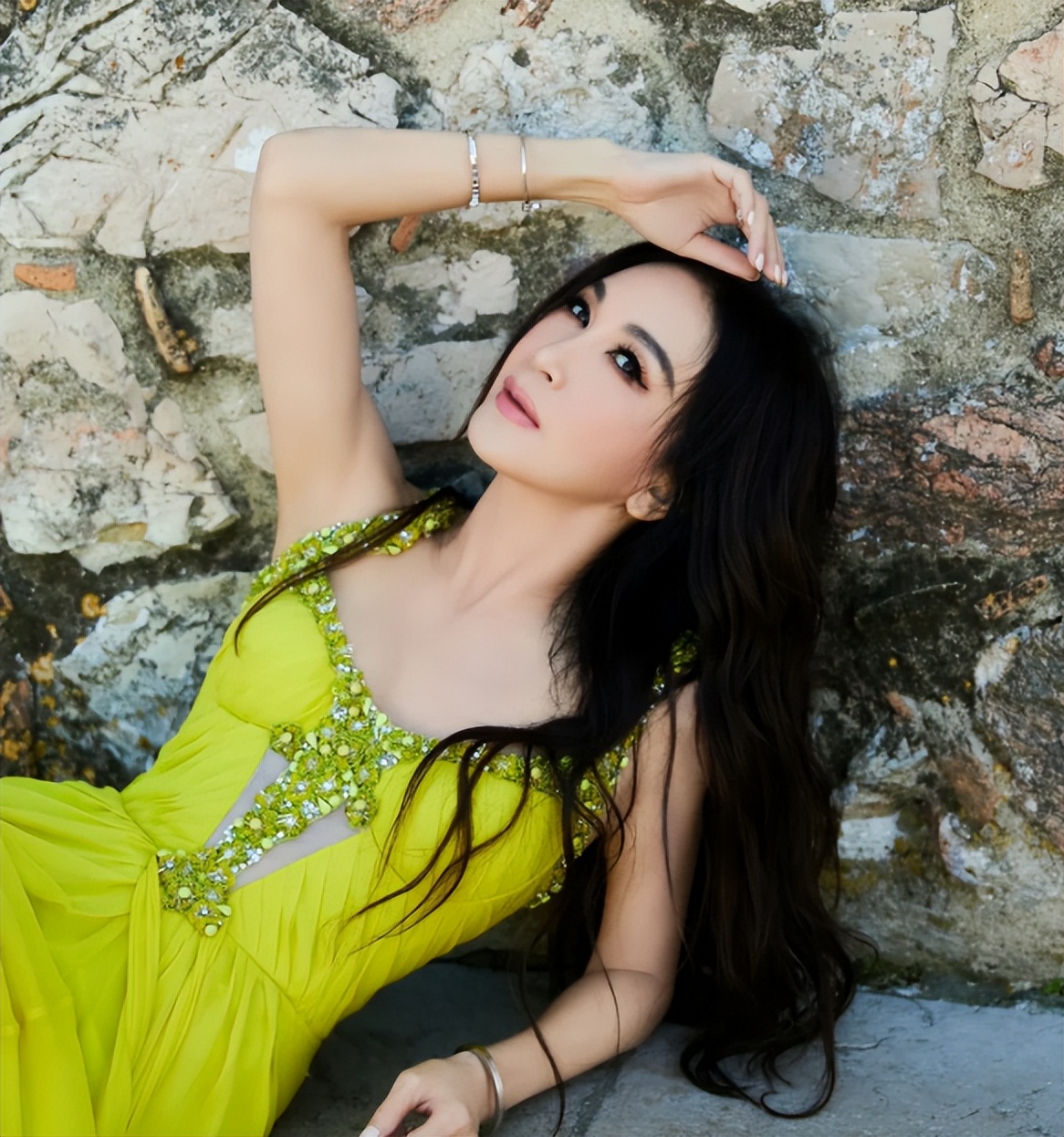 昔日性感女神！59歲資深女星「臉僵硬變蠟像」　老態照粉絲嚇壞：「好像巫婆...」　