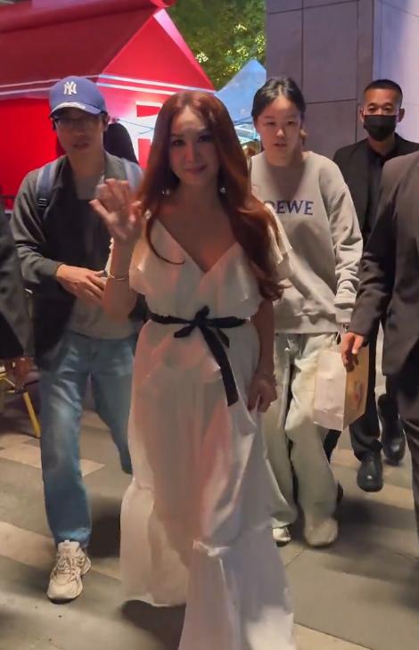 昔日性感女神！59歲資深女星「臉僵硬變蠟像」　老態照粉絲嚇壞：「好像巫婆...」　