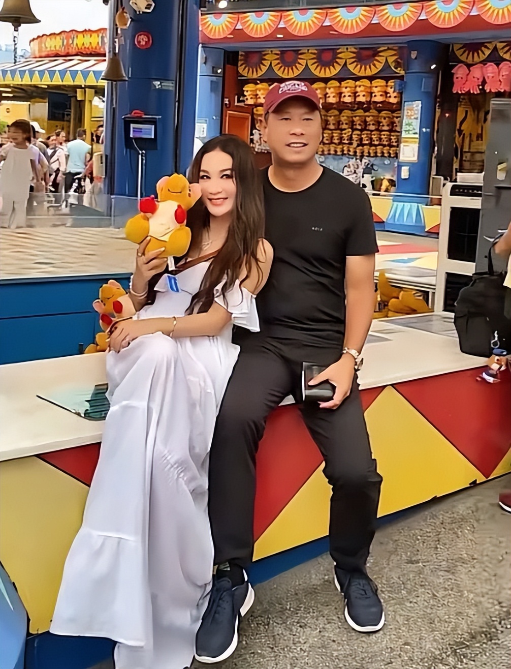 昔日性感女神！59歲資深女星「臉僵硬變蠟像」　老態照粉絲嚇壞：「好像巫婆...」　