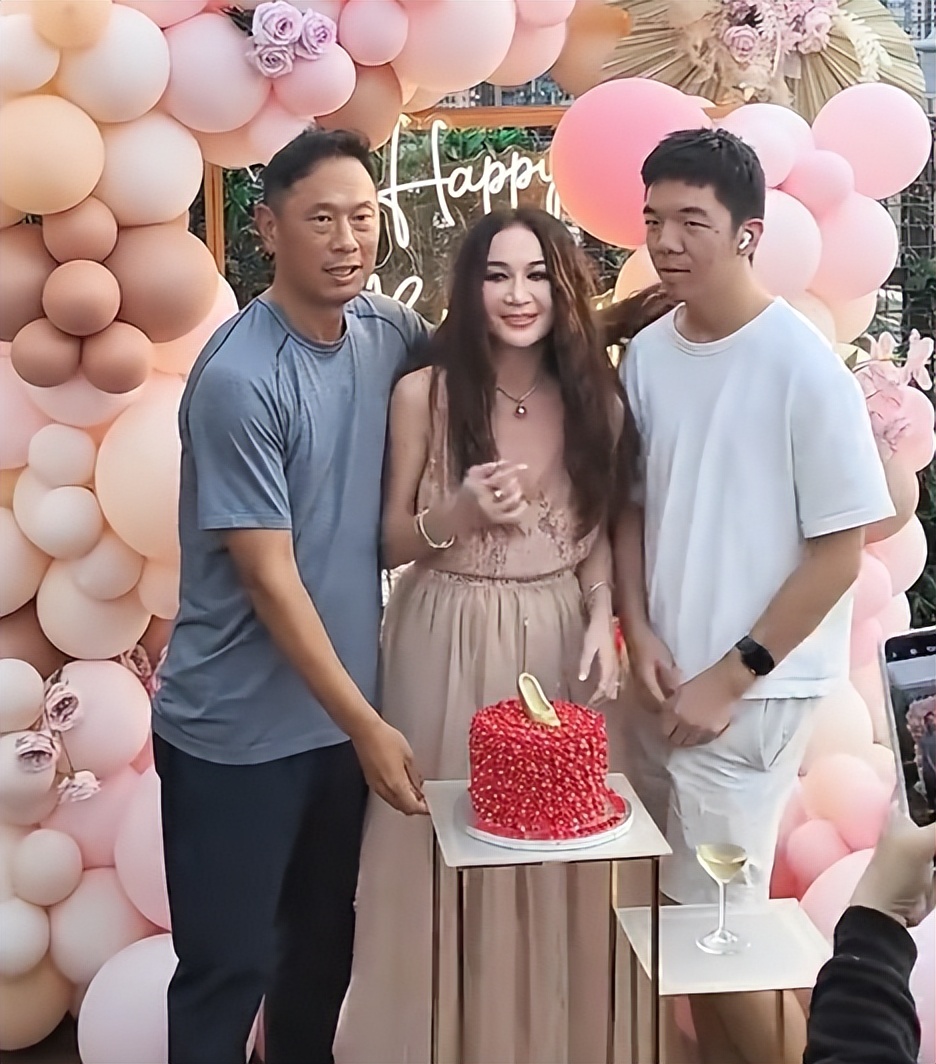 昔日性感女神！59歲資深女星「臉僵硬變蠟像」　老態照粉絲嚇壞：「好像巫婆...」　