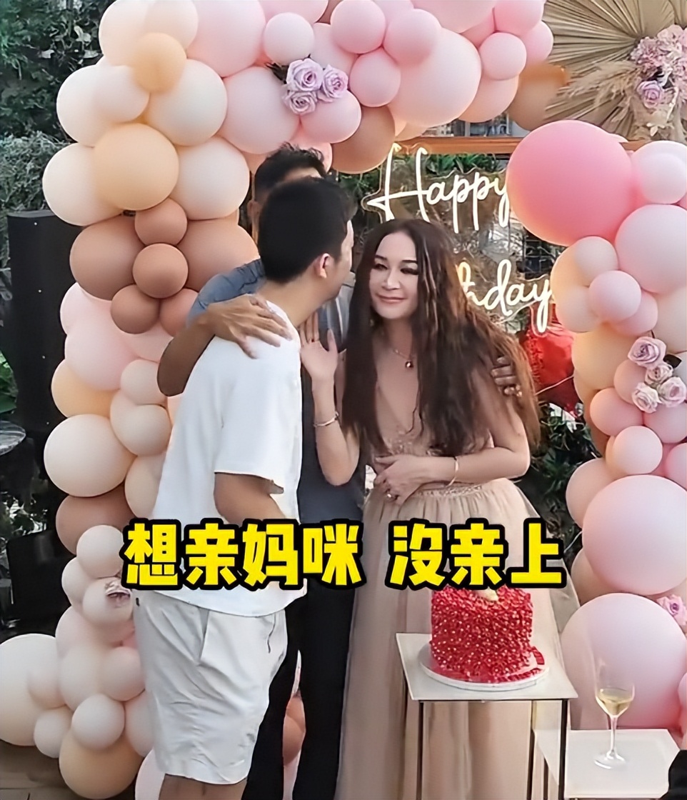 昔日性感女神！59歲資深女星「臉僵硬變蠟像」　老態照粉絲嚇壞：「好像巫婆...」　