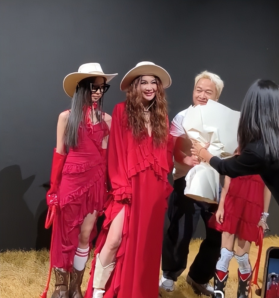 昔日性感女神！59歲資深女星「臉僵硬變蠟像」　老態照粉絲嚇壞：「好像巫婆...」　