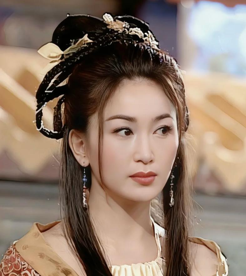 昔日性感女神！59歲資深女星「臉僵硬變蠟像」　老態照粉絲嚇壞：「好像巫婆...」　