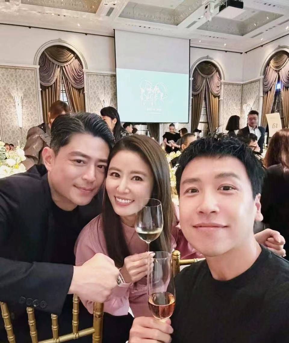 現場星光熠熠！演藝圈大咖夫妻「同框婚禮太甜蜜」　他消失多年「被目擊皺紋白髮」網卻讚：好老公榜樣