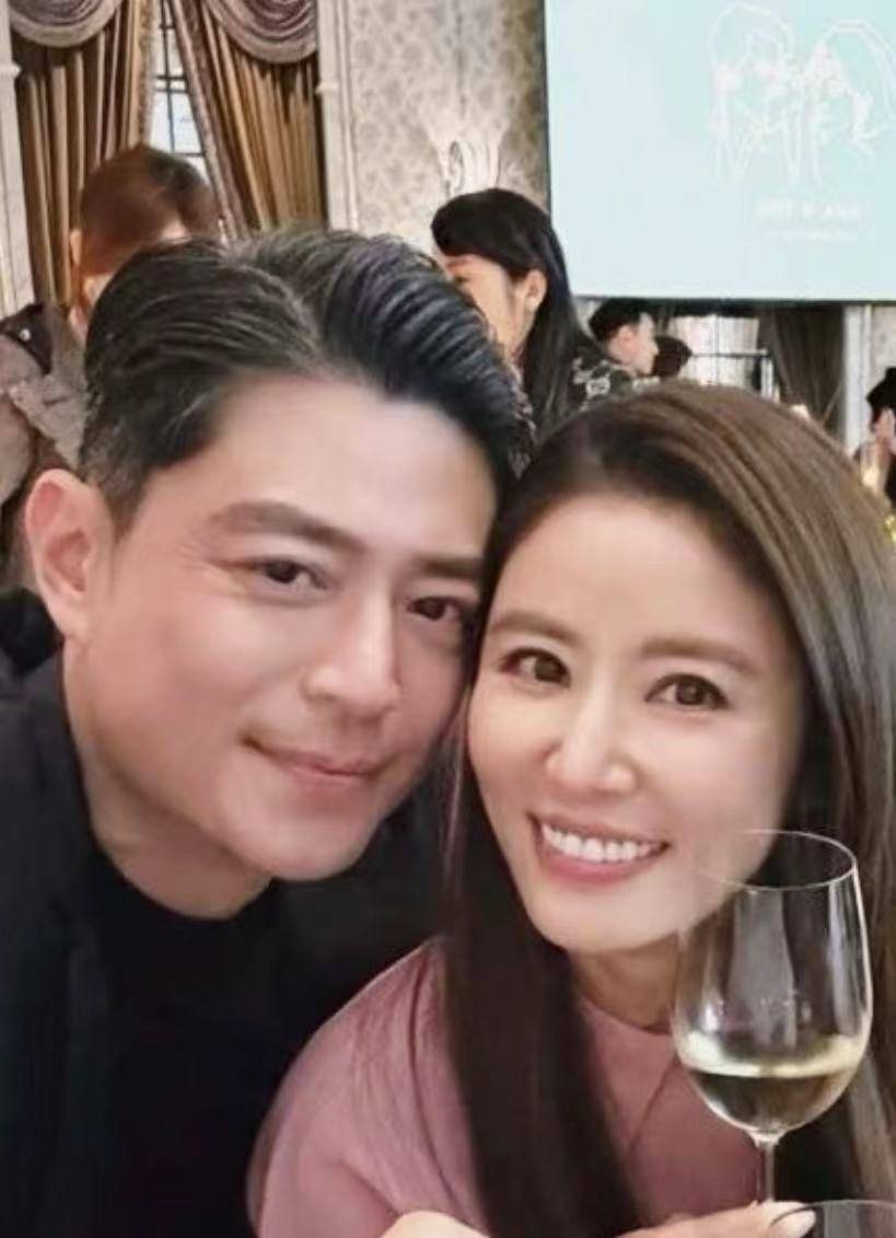 現場星光熠熠！演藝圈大咖夫妻「同框婚禮太甜蜜」　他消失多年「被目擊皺紋白髮」網卻讚：好老公榜樣
