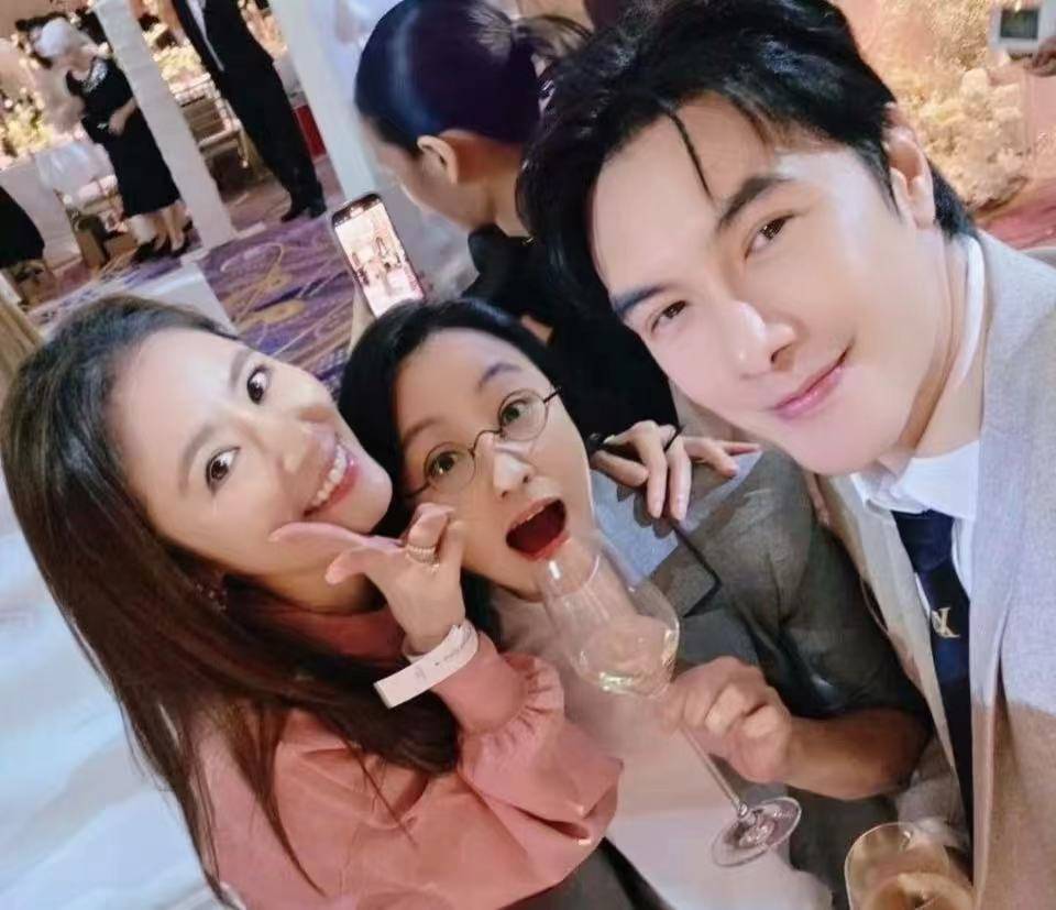 現場星光熠熠！演藝圈大咖夫妻「同框婚禮太甜蜜」　他消失多年「被目擊皺紋白髮」網卻讚：好老公榜樣