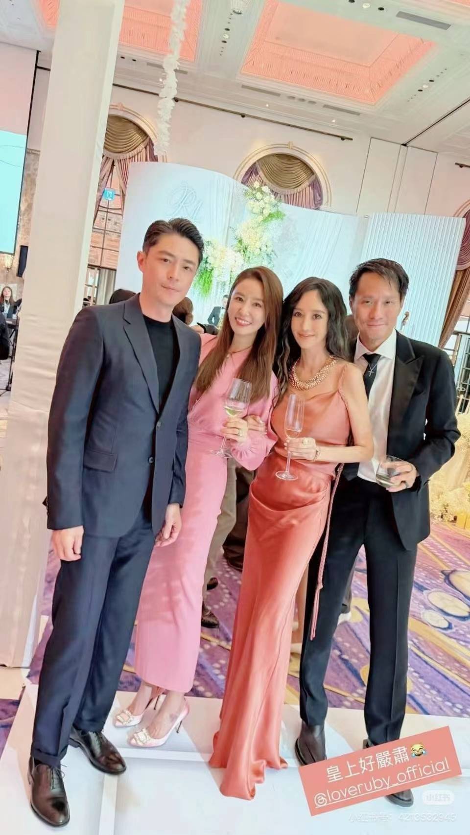 現場星光熠熠！演藝圈大咖夫妻「同框婚禮太甜蜜」　他消失多年「被目擊皺紋白髮」網卻讚：好老公榜樣