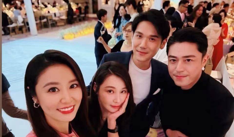 現場星光熠熠！演藝圈大咖夫妻「同框婚禮太甜蜜」　他消失多年「被目擊皺紋白髮」網卻讚：好老公榜樣