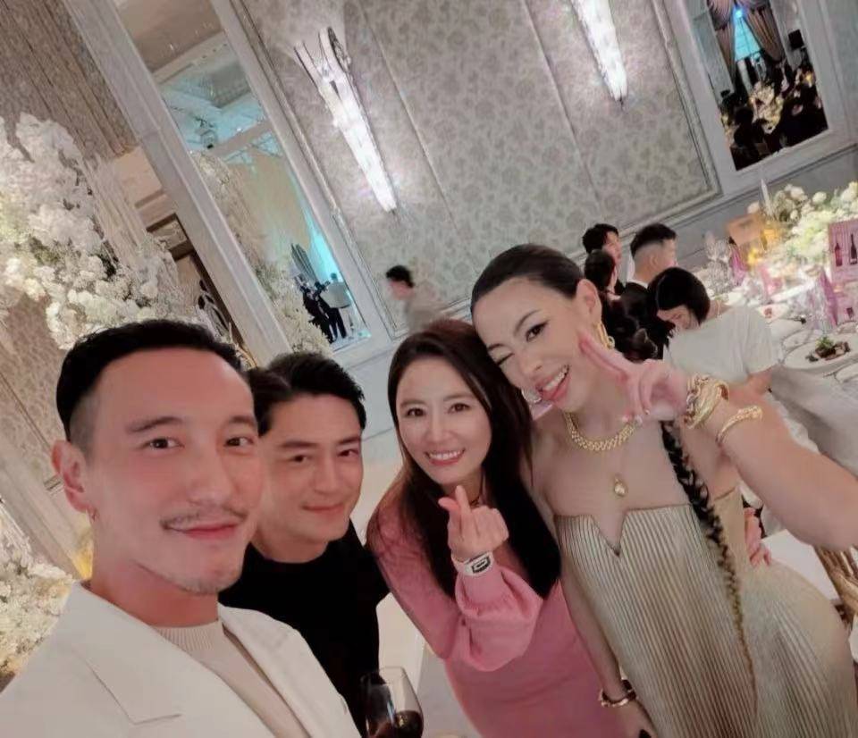 現場星光熠熠！演藝圈大咖夫妻「同框婚禮太甜蜜」　他消失多年「被目擊皺紋白髮」網卻讚：好老公榜樣