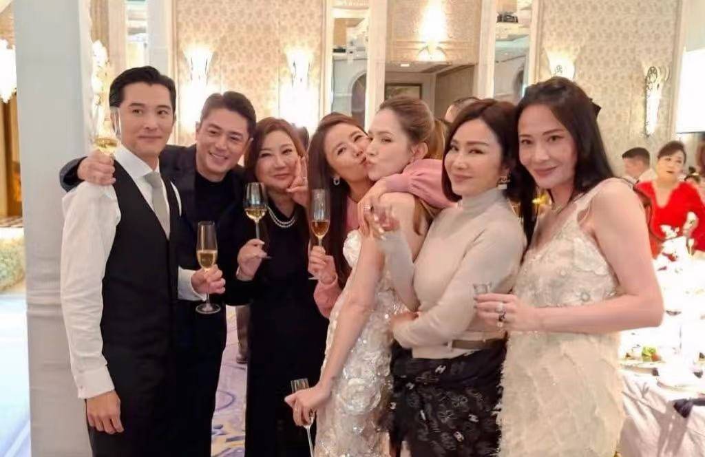 現場星光熠熠！演藝圈大咖夫妻「同框婚禮太甜蜜」　他消失多年「被目擊皺紋白髮」網卻讚：好老公榜樣