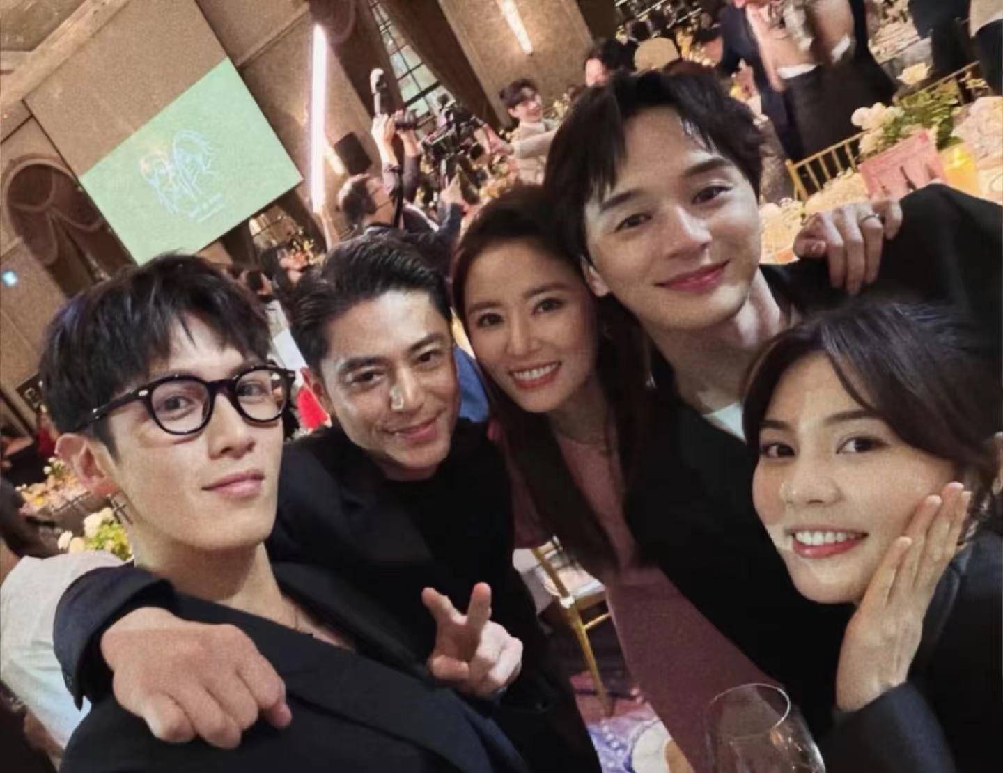 現場星光熠熠！演藝圈大咖夫妻「同框婚禮太甜蜜」　他消失多年「被目擊皺紋白髮」網卻讚：好老公榜樣