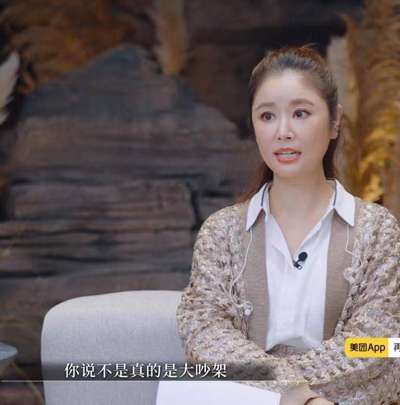 現場星光熠熠！演藝圈大咖夫妻「同框婚禮太甜蜜」　他消失多年「被目擊皺紋白髮」網卻讚：好老公榜樣