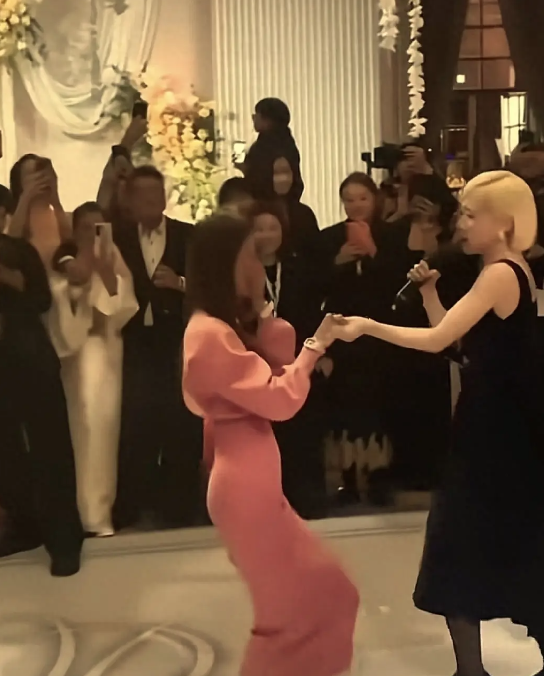 現場星光熠熠！演藝圈大咖夫妻「同框婚禮太甜蜜」　他消失多年「被目擊皺紋白髮」網卻讚：好老公榜樣