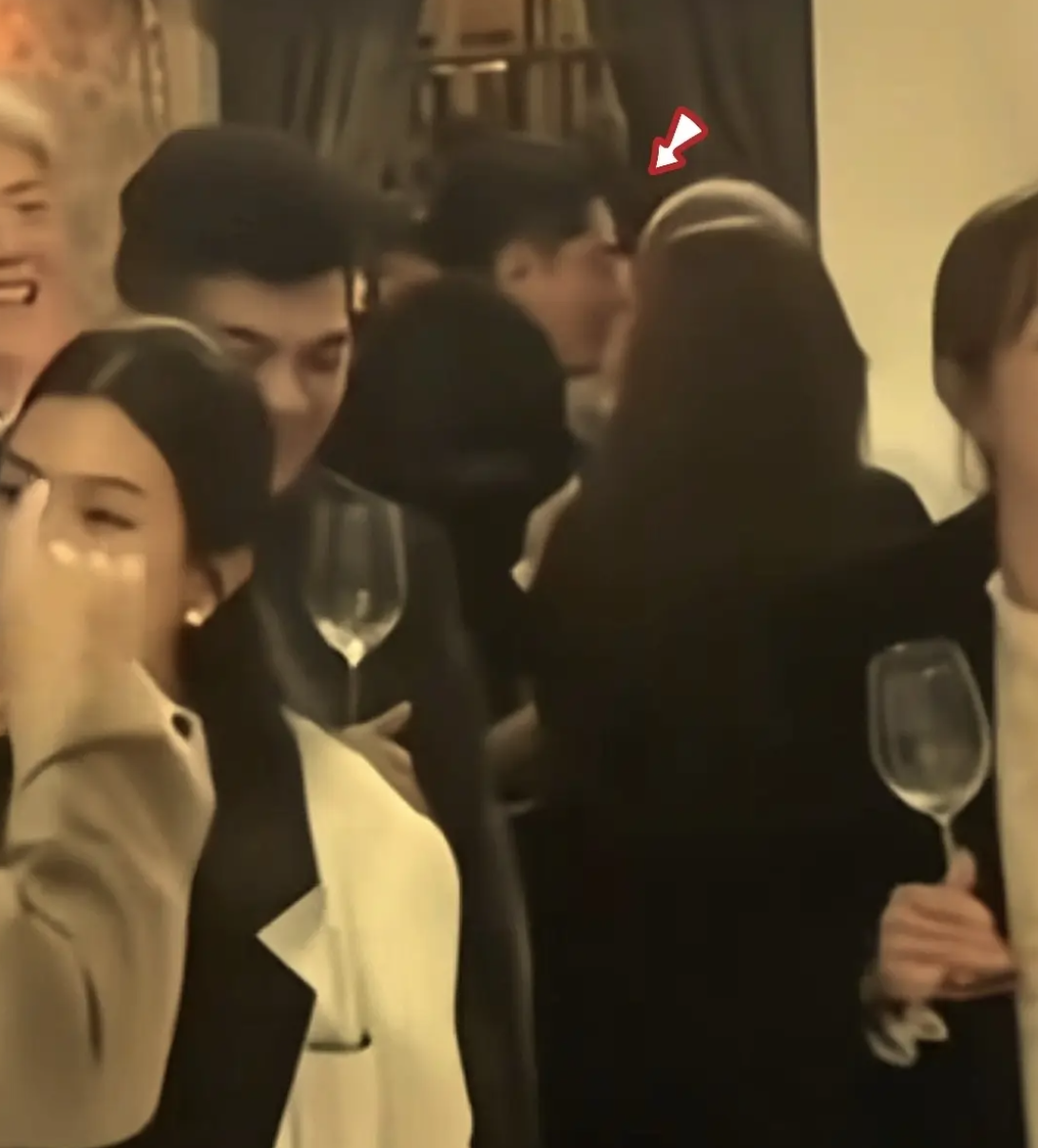 現場星光熠熠！演藝圈大咖夫妻「同框婚禮太甜蜜」　他消失多年「被目擊皺紋白髮」網卻讚：好老公榜樣